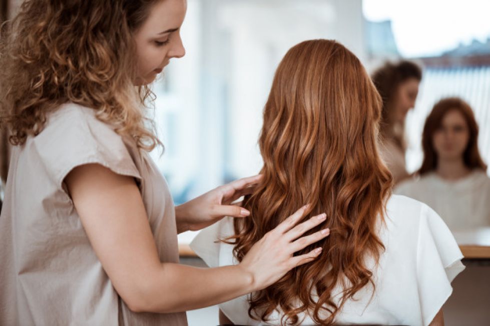 cabeleireira avaliando o cabelo da cliente